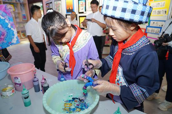 孩子们向大家展示布依族蜡染作品制作过程 孩子们向大家展示布依族蜡染作品制作过程