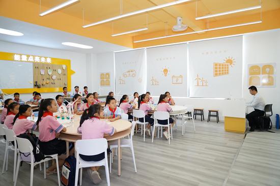 孩子们在“能量教室”学习 孩子们在“能量教室”学习
