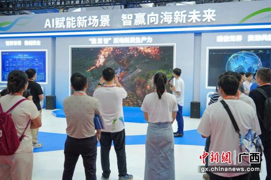 参展商们在展台踊跃试玩《黑神话·悟空》游戏。申蓓 摄 参展商们在展台踊跃试玩《黑神话·悟空》游戏。申蓓 摄