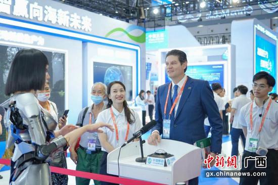 参展商体验中国移动AI技术。申蓓 摄 参展商体验中国移动AI技术。申蓓 摄