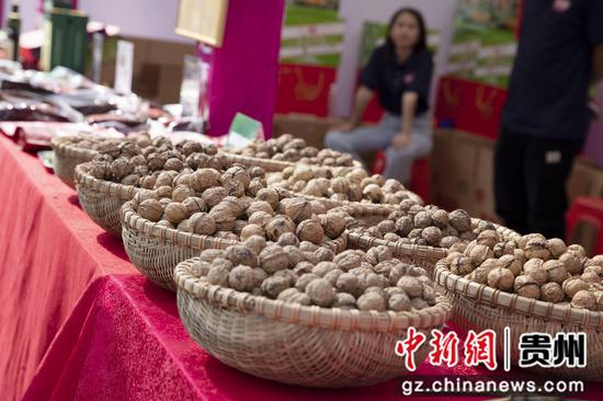 赫章县分会场农特产品展销。闵罡 摄 赫章县分会场农特产品展销。闵罡 摄