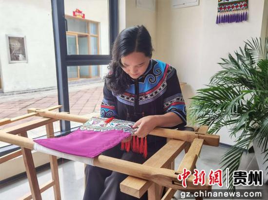 杨小燕在刺绣 张红艳摄 杨小燕在刺绣 张红艳摄