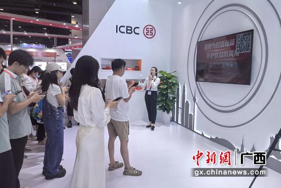 图为工行展台开展“金融小知识”有奖竞答活动吸引众多观众参加。刘琲 摄 图为工行展台开展“金融小知识”有奖竞答活动吸引众多观众参加。刘琲 摄
