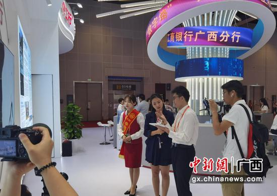 图为展台工作人员向来访的媒体记者介绍“数字工行”成果。苏会瑶 摄 图为展台工作人员向来访的媒体记者介绍“数字工行”成果。苏会瑶 摄