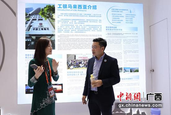图为工银马来西亚工作人员与参展客商亲切交流。黄海帆 摄 图为工银马来西亚工作人员与参展客商亲切交流。黄海帆 摄