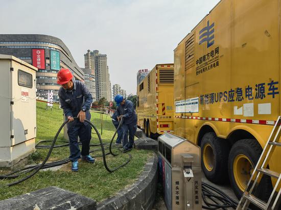 图为南方电网贵州兴义供电局派出人员驻守山旅会现场保供电。卢关文 摄
