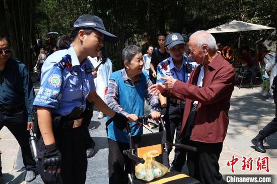 图为樟江景区治安派出所旅游警察女子中队队员帮助游客。刘美伶 摄