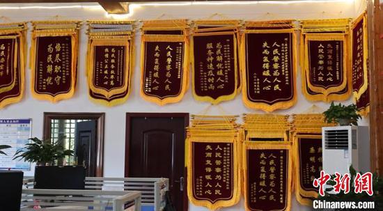 图为游客赠送给樟江景区治安派出所的锦旗。刘美伶 摄