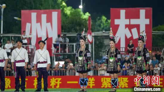 图为贵州“村超”现场的侗族歌舞展演。韦贵金 摄 图为贵州“村超”现场的侗族歌舞展演。韦贵金 摄