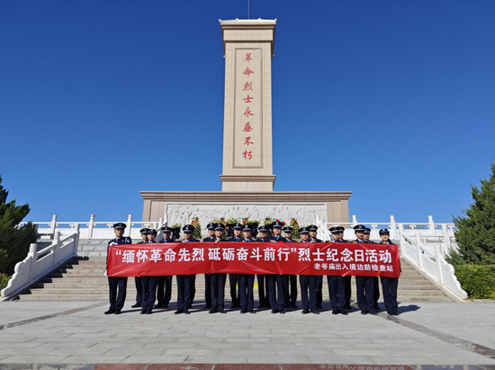 圖為民警在合影留念