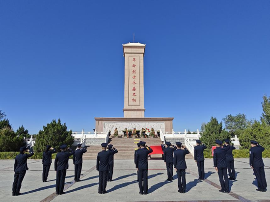 圖為民警在重溫入黨誓詞