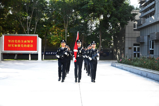 機關(guān)民警舉行升旗儀式 。 李發(fā)旺攝