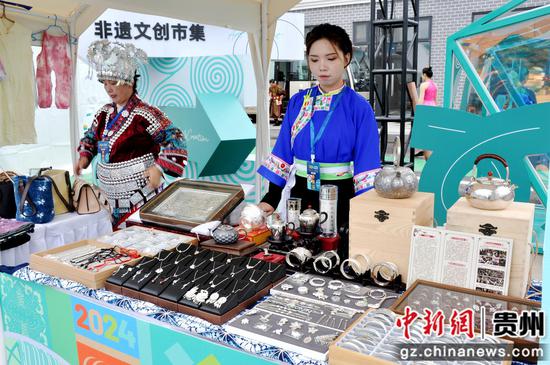 活动现场的非遗文创集市。杨道军 摄