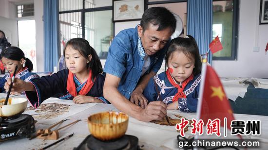 老师在给每位学生作指导 老师在给每位学生作指导