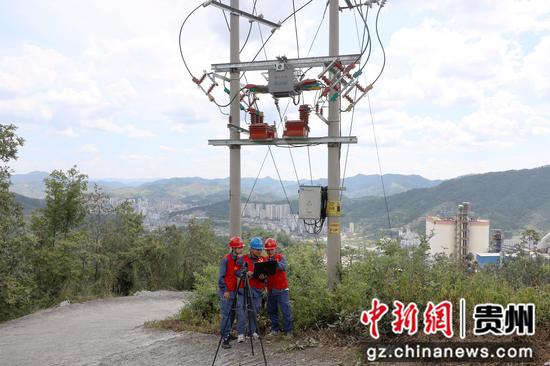 图为南方电网兴义供电局专业技术人员对已安装完毕的智能配电网自愈终端进行调试。 图为南方电网兴义供电局专业技术人员对已安装完毕的智能配电网自愈终端进行调试。