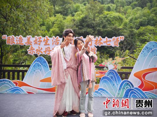 10月1日,在赤水丹霞旅游区·大瀑布,游客打卡、游玩,体验感满满。张浪摄 10月1日,在赤水丹霞旅游区·大瀑布,游客打卡、游玩,体验感满满。张浪摄