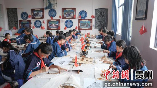 学生在创作作品 学生在创作作品