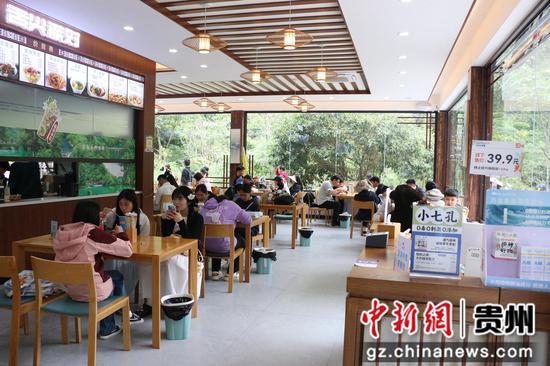 游客在服务站和美食驿站补充能量 游客在服务站和美食驿站补充能量