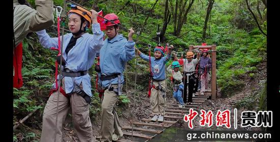 游客在体验踏瀑戏水项目 游客在体验踏瀑戏水项目