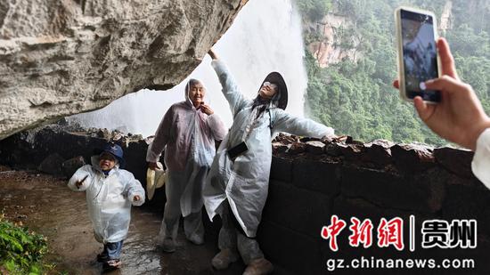 10月1日,在赤水丹霞旅游区·大瀑布,游客打卡、游玩,体验感满满。张浪摄 10月1日,在赤水丹霞旅游区·大瀑布,游客打卡、游玩,体验感满满。张浪摄