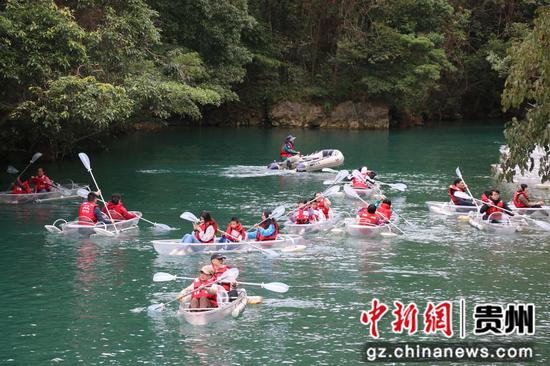 游客在体验鸳鸯湖玻璃船项目 游客在体验鸳鸯湖玻璃船项目