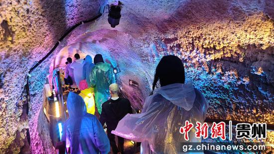 10月1日,在赤水丹霞旅游区·大瀑布,游客打卡、游玩,体验感满满。张浪摄 10月1日,在赤水丹霞旅游区·大瀑布,游客打卡、游玩,体验感满满。张浪摄