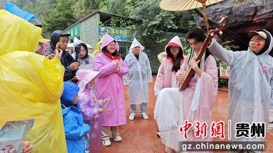 10月1日,在赤水丹霞旅游区·大瀑布,游客打卡、游玩,体验感满满。张浪摄 10月1日,在赤水丹霞旅游区·大瀑布,游客打卡、游玩,体验感满满。张浪摄