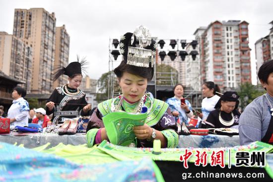荔波县绣娘技能大赛:绣娘同台竞技 展现民族传统手工艺风采 荔波县绣娘技能大赛:绣娘同台竞技 展现民族传统手工艺风采