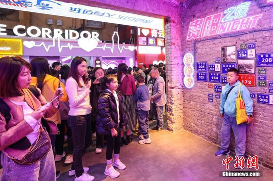 图为游客在青云市集打卡、拍照。中新社记者瞿宏伦 摄 图为游客在青云市集打卡、拍照。中新社记者瞿宏伦 摄