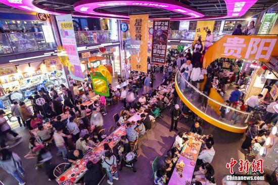 图为游客在青云市集选购、品尝当地小吃。中新社记者 瞿宏伦 摄 图为游客在青云市集选购、品尝当地小吃。中新社记者 瞿宏伦 摄