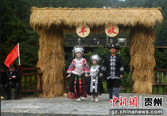 图为郎德景区的稻耕文化区游客在打卡体验 李玉贵摄