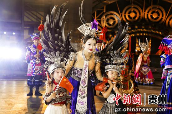 图为仰欧桑剧场游客在打卡体验 杨维丽摄