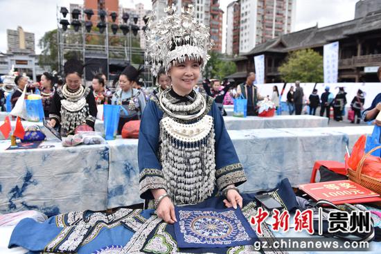 荔波县绣娘技能大赛:绣娘同台竞技 展现民族传统手工艺风采 荔波县绣娘技能大赛:绣娘同台竞技 展现民族传统手工艺风采