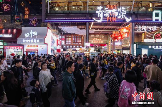 图为游客在青云市集游览。中新社记者瞿宏伦 摄 图为游客在青云市集游览。中新社记者瞿宏伦 摄