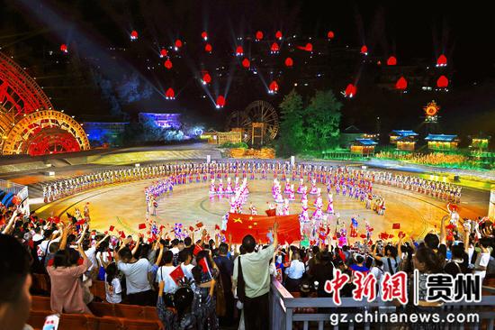 图为仰欧桑剧场演职人员和游客高唱歌唱祖国 杨维丽摄