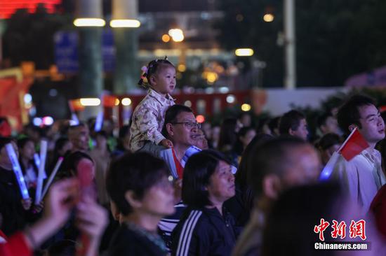 图为游客在筑城广场“贵阳路边音乐会”听歌。中新社记者瞿宏伦 摄 图为游客在筑城广场“贵阳路边音乐会”听歌。中新社记者瞿宏伦 摄