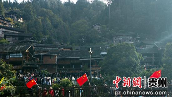 2024年10月3日，贵州雷山郎德上寨熙熙攘攘的游客  李涵摄
