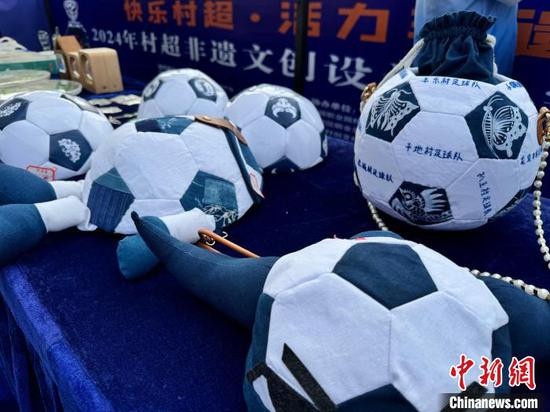 图为贵州“村超”现场,设计师以足球为元素设计的蜡染包。中新网记者 袁超 摄 图为贵州“村超”现场,设计师以足球为元素设计的蜡染包。中新网记者 袁超 摄