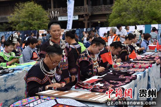 荔波县绣娘技能大赛:绣娘同台竞技 展现民族传统手工艺风采 荔波县绣娘技能大赛:绣娘同台竞技 展现民族传统手工艺风采