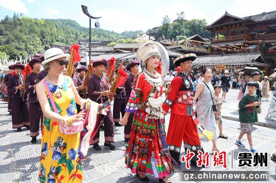 图为西江千户苗寨景区开展的活态文化展示  杨维丽 摄