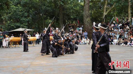 10月3日,岜沙男子持枪表演,重现古老狩猎场景。赖景峰 摄 10月3日,岜沙男子持枪表演,重现古老狩猎场景。赖景峰 摄