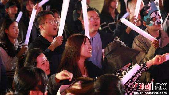 贵阳路边音乐会·悦然时光蒙面派对现场。