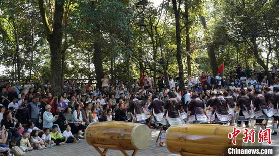 10月3日,岜沙姑娘们表演苗族传统的农耕劳作舞蹈。赖景峰 摄 10月3日,岜沙姑娘们表演苗族传统的农耕劳作舞蹈。赖景峰 摄