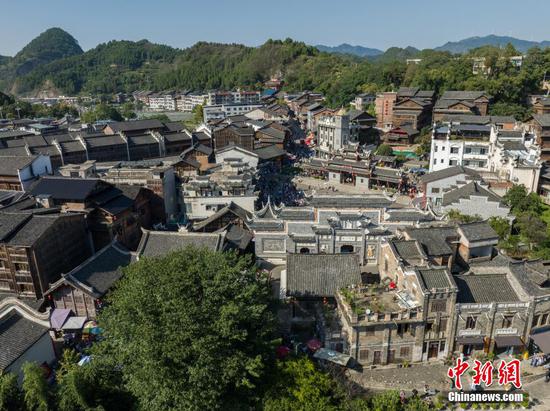 10月4日，国庆假期，贵州省黔东南苗族侗族自治州凯里市下司古镇秋景迷人。吸引了不少游客驻足游玩。图为航拍下司古镇。（无人机照片）