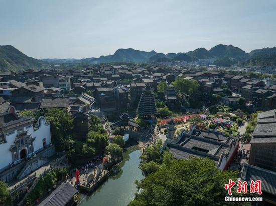 10月4日，国庆假期，贵州省黔东南苗族侗族自治州凯里市下司古镇秋景迷人。吸引了不少游客驻足游玩。图为航拍下司古镇。（无人机照片）