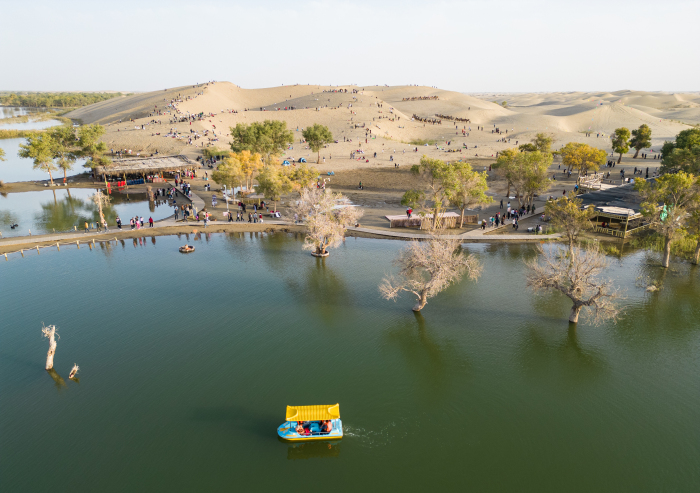 2024年10月3日，游客在羅布人村寨景區(qū)游玩，感受大漠風(fēng)情。 