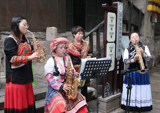 古镇街边音乐表演。