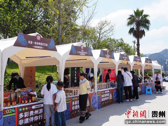 万峰林景区里的非遗市集。活动主办方供图 万峰林景区里的非遗市集。活动主办方供图