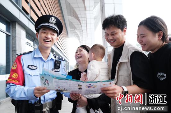 图为:铁路民警开展法制宣传。中新社发 贺瑞明 摄