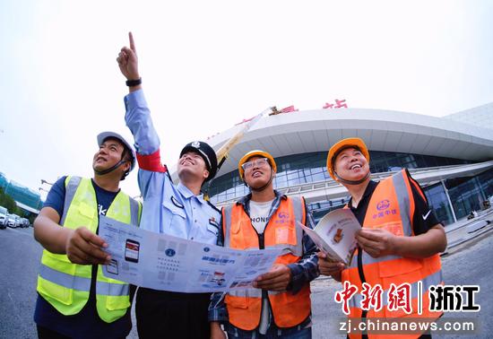 图为:铁路民警开展法制宣传。中新社发 贺瑞明 摄